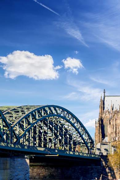 Blick auf den Kölner Dom und die Bahnbrücke in Köln, Deutschland.