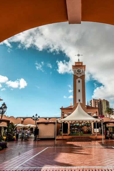 Blick aus einem Torbogen auf den Marktplatz vom Mercado de Nuestra Señora de Africa.