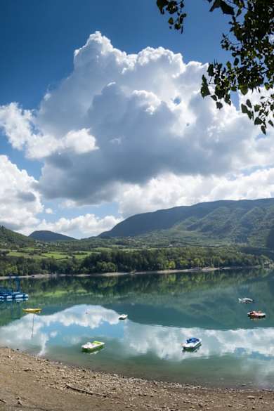 Ein See mit Tretbooten auf dem Wasser.