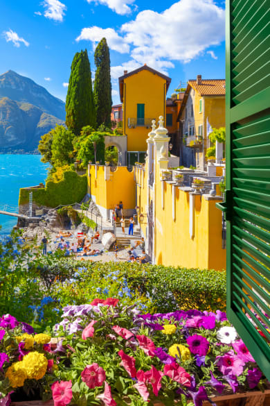 Blick von einem Fenster auf schöne Vegetation und Varenna, Comer See, Italien.