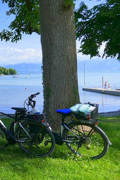 Fahrräder an einem Gewässer