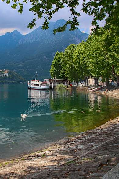 Boote vor einem Strand am Comer See, Italien