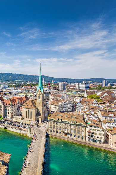 Bootsstege am Fluss Limmat und das Stadtbild von Zürich, Schweiz im Hintergrund.