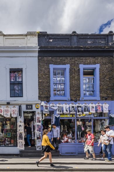 Bunte Bekleidungsgeschäfte in der Pembridge Road, London.