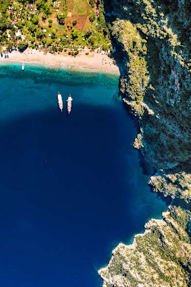 Vogelblick auf eine Bucht mit zwei Schiffen.