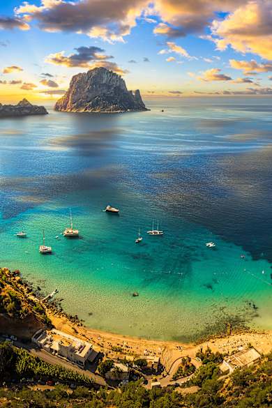 Blick auf eine Bucht mit Booten