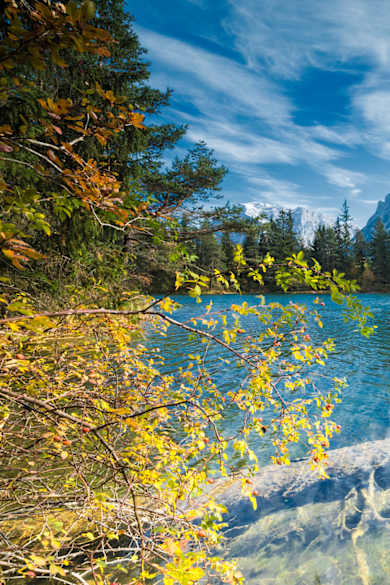 Der Weissensee mit Bergen im Hintergrund, Kärnten, Österreich