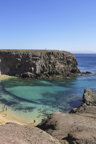 Die Playa del Papagayo auf Lanzarote liegt gut geschützt zwischen hohen Felsen © Joachim Negwer