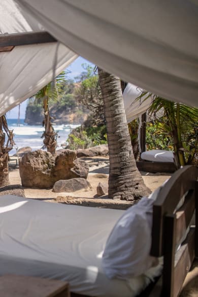 Ein gemütliches Strandbett am Meer von Mexiko. © fitopardo/Moment via Getty Images