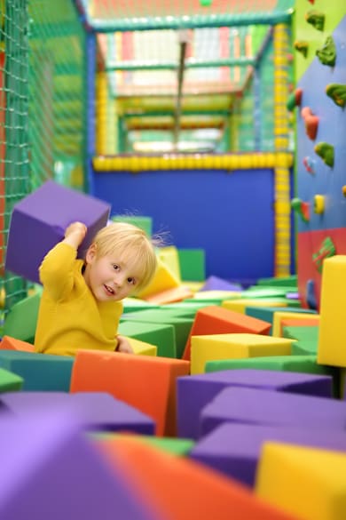 Ein kleiner Junge spielt in einem Indoorpark. © SbytovaMN/iStock / Getty Images Plus via Getty Images
