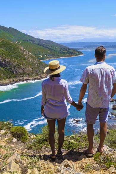 Ein Paar schaut von oben auf die Lagune von Knysna, Südafrika.