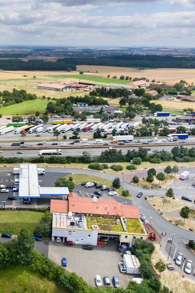 Eine Autobahnraststätte in Deutschland von oben gesehen.