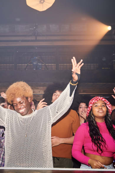 Eine Gruppe von Leuten tanzt bei einem Musikevent. © Flashpop/DigitalVision via Getty Images