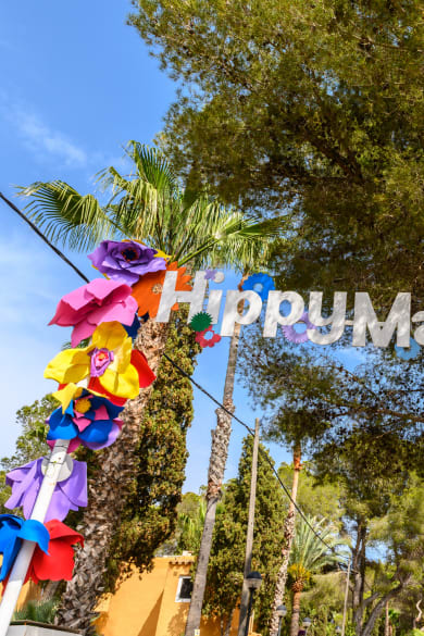 Eingangsschild des Hippie-Marktes in Punta Arabi, Ibiza, Spanien.