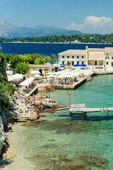 Bar und Lounge mit altem Holzsteg am Faliraki Beach