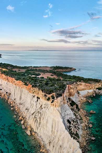 Blick auf grünbewachsene Klippen