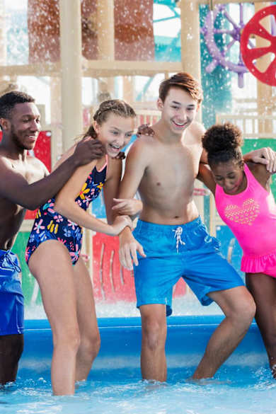 Gruppe von Kindern hat Spaß im Pool.