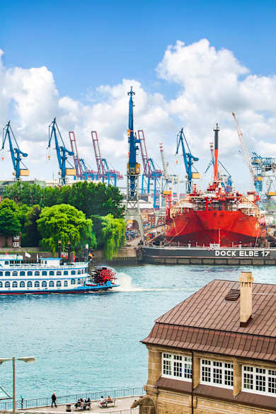 Landungsbrücken in Hamburg an der Elbe.