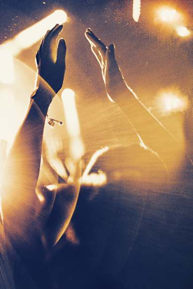 Jubelnde Fans bei einem Konzert. © Aja Koska/E+ via Getty Images