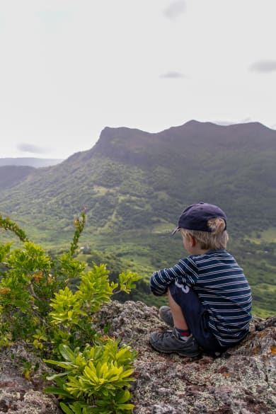 Ein Junge hat eine tolle Aussicht vom Berg Le Morne, Mauritius. © Astrid Därr