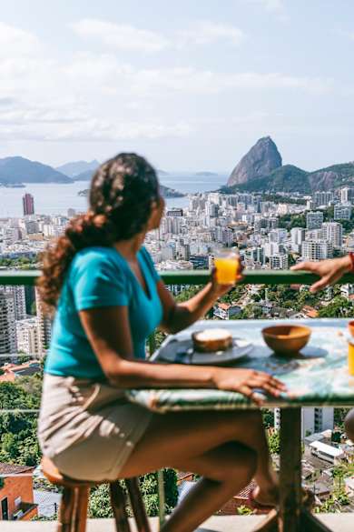 Junges Paar auf einer Terrasse mit Blick auf Rio de Janeiro.