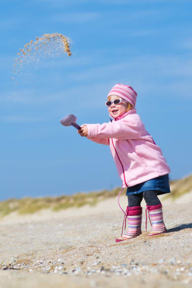Kleines Mädchen spielt mit Sand