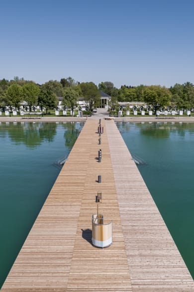 Langer Badesteg des Klagenfurter Strandbads in der Ostbucht des Wörthersees, Kärnten, Österreich