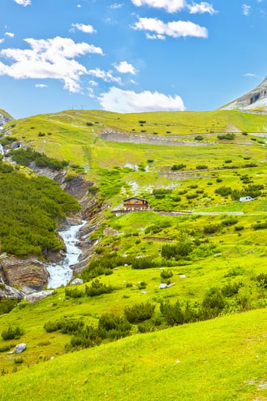 malerischer Straßenblick auf Auto am Gebirgspass Stilfser Joch © iStock.com/xbrchx