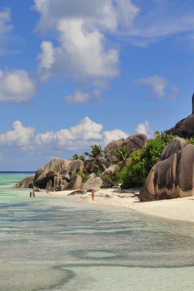 Menschen am Strand von Source d'Argent auf den Seychellen. © Atlantide Phototravel/Corbis Documentary via Getty Images