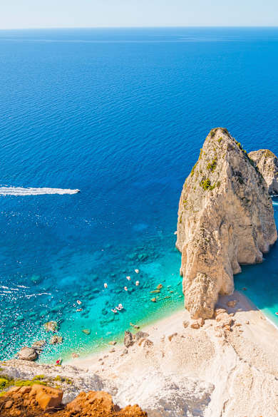 Blick auf einem großen spitzen Felsen im Meer