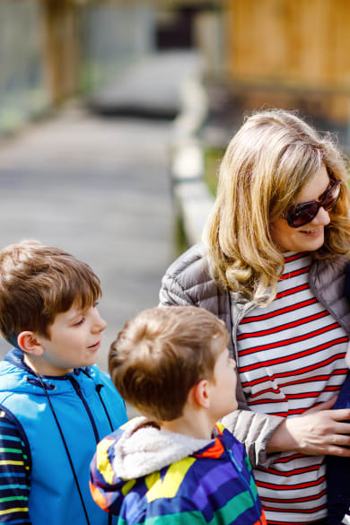 Mutter und Kinder im Streichelzoo © Irina Schmidt – stock.adobe.com