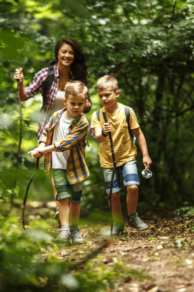 Mutter und Kinder wandern © BalanceFormCreative – stock.adobe.com