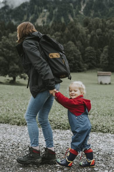 Eine Mutter wandert mit ihrem Kind in Vorarlberg, Österreich. © Westend61/Westend61 via Getty Images