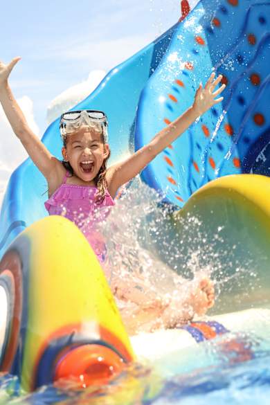 Ein Mädchen rutscht eine Wasserrutsche hinunter © Lukas - stock.adobe.com