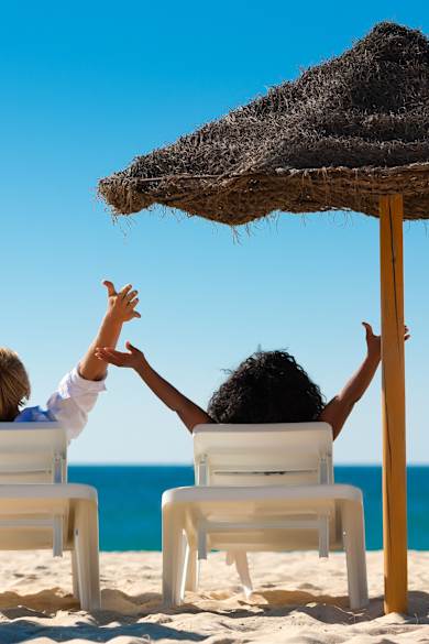 Ein paar unter einem Sonnenschirm