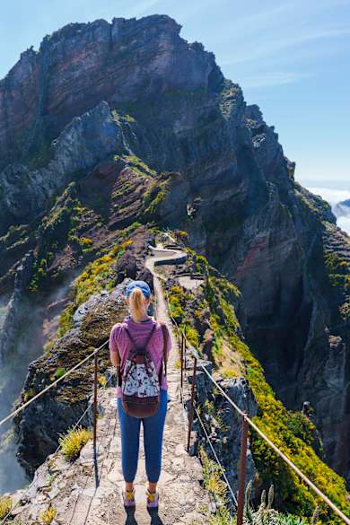 Wanderer auf PR1 Pico do Arieiro - Pico Ruivo Wanderweg Treppe zum Himmel Madeira Portugal. © pawel.gaul via Getty Images