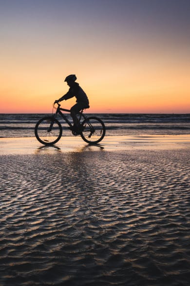Eine Radtour bei Sonnenuntergang muss jeder auf Rügen einmal erleben © icephotography - stock.adobe.com