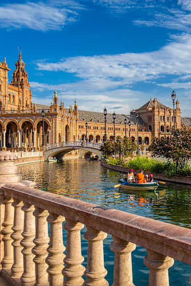 Ruderboote auf dem Wasserkanal Plaza de Espana, Sevilla, Andalusien, Spanien