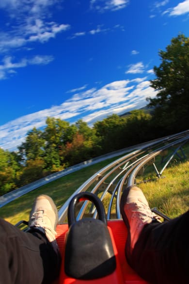 Mit Adrenalin auf der Sommerrodelbahn in das Tal schießen © Zsolt Biczó - stock.adobe.com