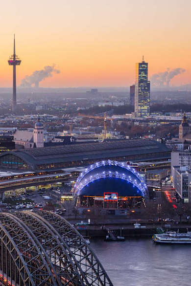Sonnenuntergang über Köln, Deutschland.