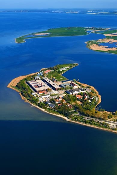 Auf Riems wird seit mehr als hundert Jahren abgeschottet an Krankheitserregern geforscht. © Stefan Dinse/Shutterstock.com