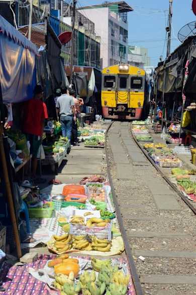 In der Nähe von Bangkok müssen die HändlerInnen des "Mae Klong" ihre Ware regelmäßig vor einem Zug in Sicherheit bringen. © amnat30/ SHutterstock.com