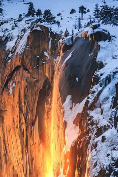 Hier stürzt Wasser und nicht Feuer in die Tiefe. © iStock via Getty/heyengel
