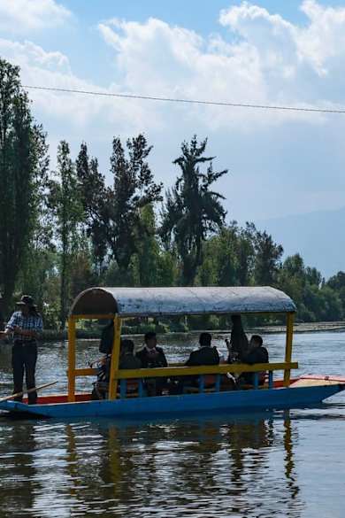 Mit einer Art Gondel (trajinera) fährst Du in Mexiko-Stadt zur verwunschenen Puppeninsel. © OscarEspinosa/iStock via Getty Images