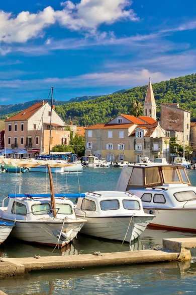 Traumziel Hvar: Antike trifft Moderne. © xbrchx/Shutterstock.com