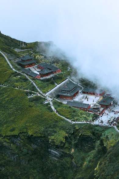 Die Zwillingstempel des Fanjingshan thronen auf einer Felsnadel. © khunballang/Shutterstock.com