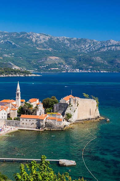 Entlang der Küste Montenegros sind einige idyllische Dörfer zu finden. © Vladyslav Starozhylov/Shutterstock.com