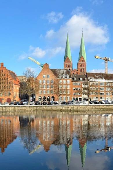 Von Lübeck aus stehen Dir per Flugzeug drei europäische Ziele zur Verfügung. © anyaivanova/iStock via Getty Images