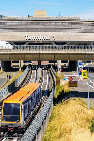 Die Fahrt zum Flughafen oder in die Stadt soll schneller werden. © iStock via Getty/olrat