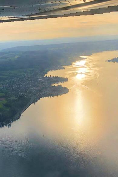 Wenn Du vom Flughafen Friedrichshafen startest, geht deine Reise über dem Bodensee los. © Robert Buchel/iStock via Getty Images